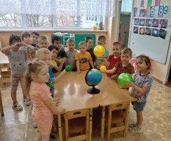 Дошкольники стартуют в космос с планеты Земля Дошкольники стартуют в космос с планеты Земля.